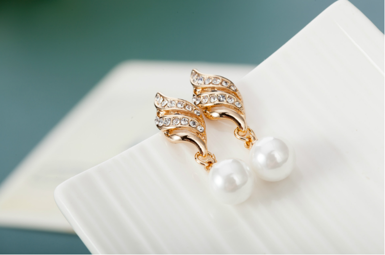Elegant pearl jewelry gift set featuring sparkling earrings with pearl drops and crystal accents